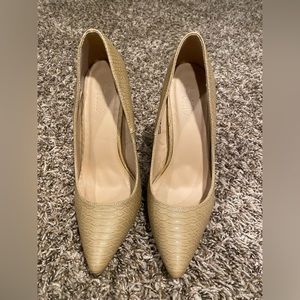 Women’s tan heels